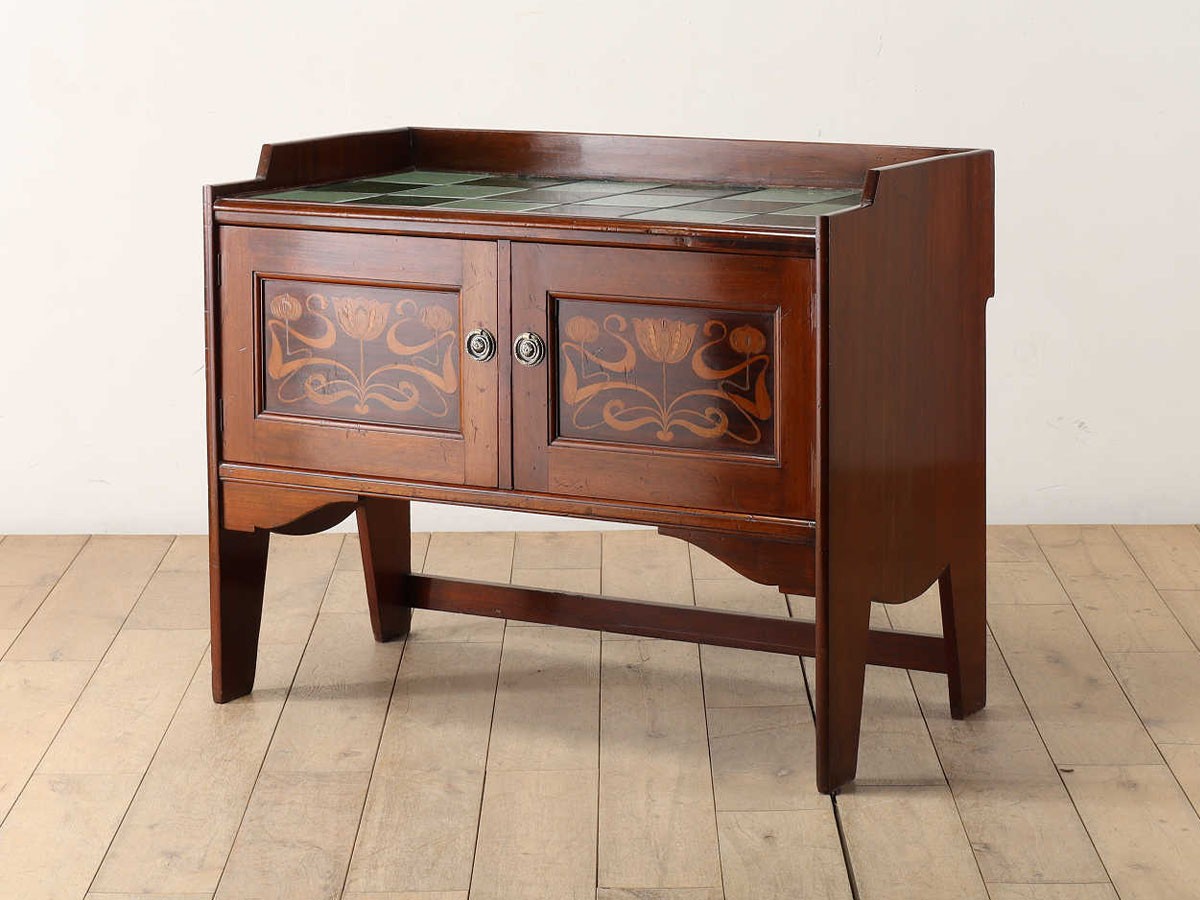 Lloyd's Antiques Real Antique
Art Nouveau Wash Stand / ロイズ・アンティークス 英国アンティーク家具
アールヌーヴォーウォッシュスタンド （収納家具 > キャビネット） 4