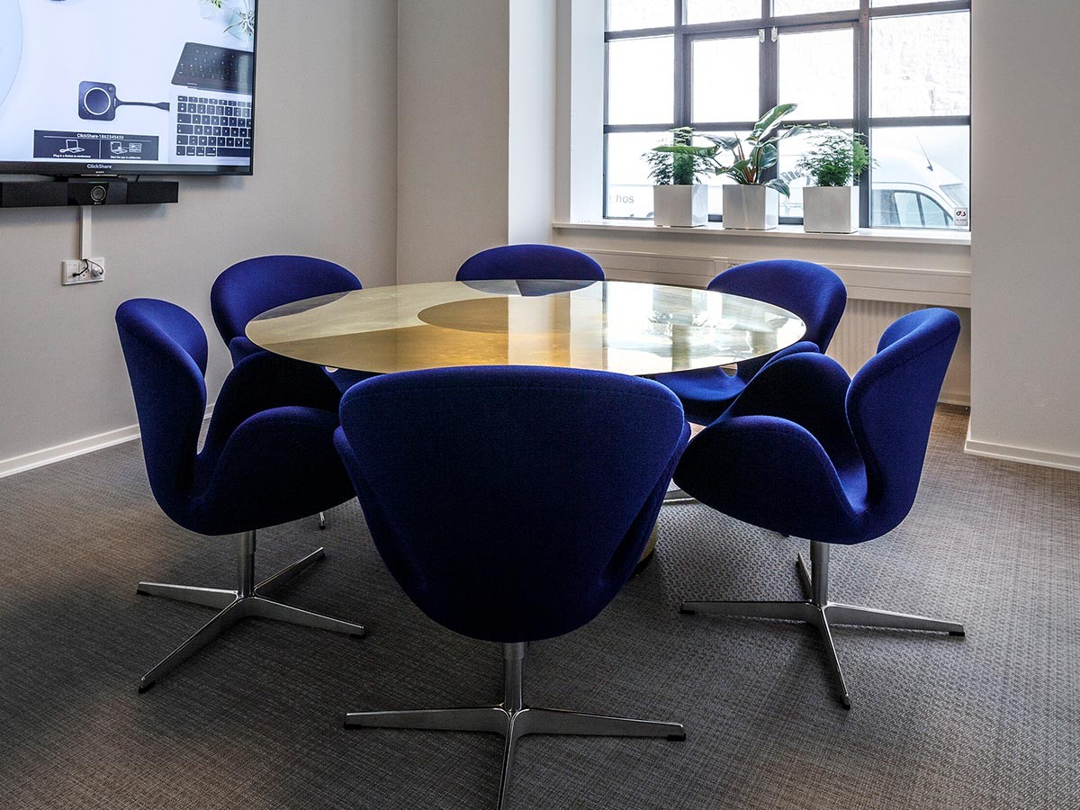 FRITZ HANSEN Right Now Delivery
SWAN / フリッツ・ハンセン スワンチェア 3320（Divina 756 ブルー） （チェア・椅子 > ラウンジチェア） 3