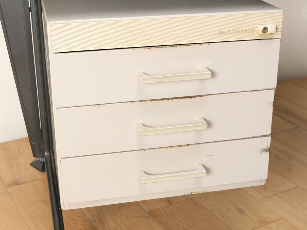 Lloyd's Antiques Real Antique
Olivetti Desk / ロイズ・アンティークス イタリアアンティーク家具
オリベッティ デスク （デスク・机 > デスク・パソコンデスク・袖机） 7