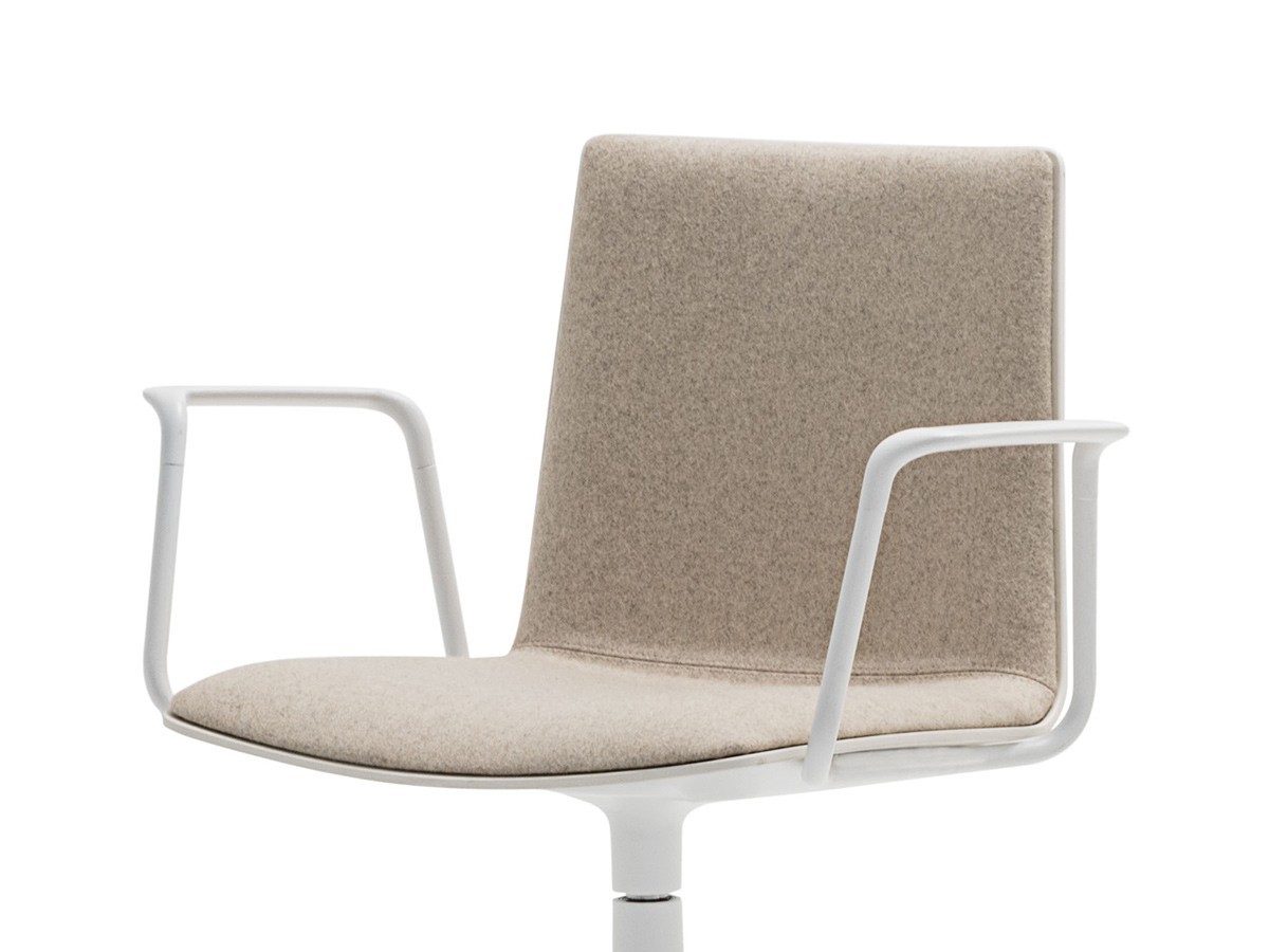 Andreu World Flex Chair
Stackable Armchair
Fully Upholstered Shell / アンドリュー・ワールド フレックス チェア SO1303
スタッカブルアームチェア スチール脚（フルパッド） （チェア・椅子 > ダイニングチェア） 10