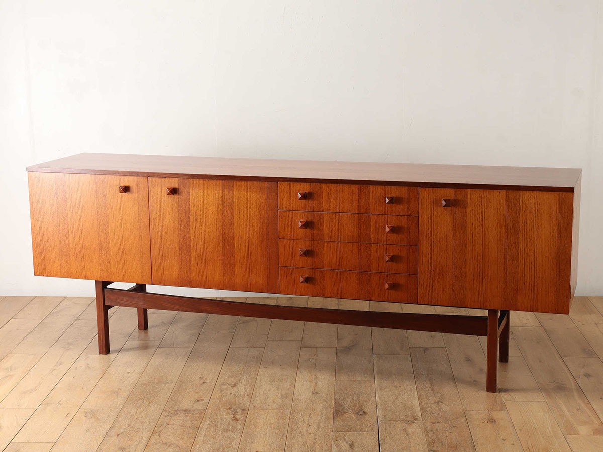 Lloyd's Antiques Real Antique
Sideboard / ロイズ・アンティークス 英国アンティーク家具
サイドボード QA005005 （収納家具 > サイドボード・リビングボード） 3