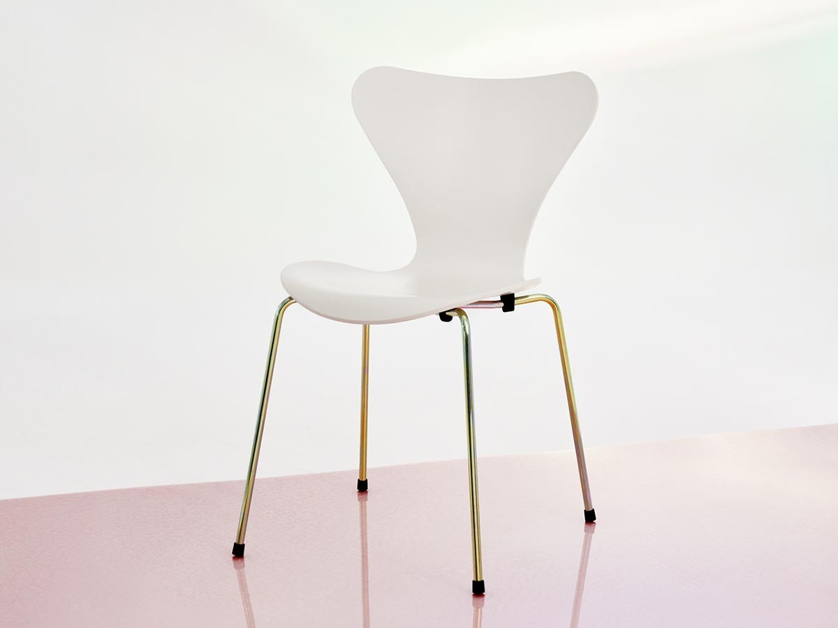 FRITZ HANSEN Right Now Delivery SERIES 7 7:14 AM COLOUR