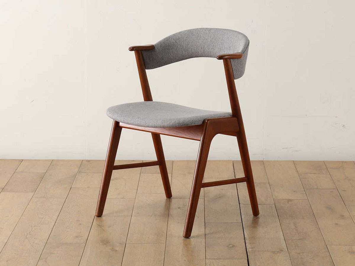 Lloyd's Antiques Real Antique
Kai Kristiansen Nail Chair Model.32