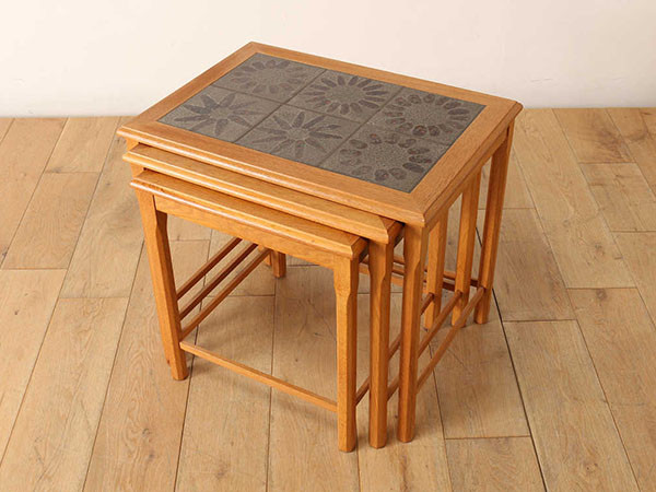 Lloyd's Antiques Real Antique
Tile Top Nest Of Tables / ロイズ・アンティークス デンマークアンティーク家具
タイルトップ ネストテーブル （テーブル > ネストテーブル） 4