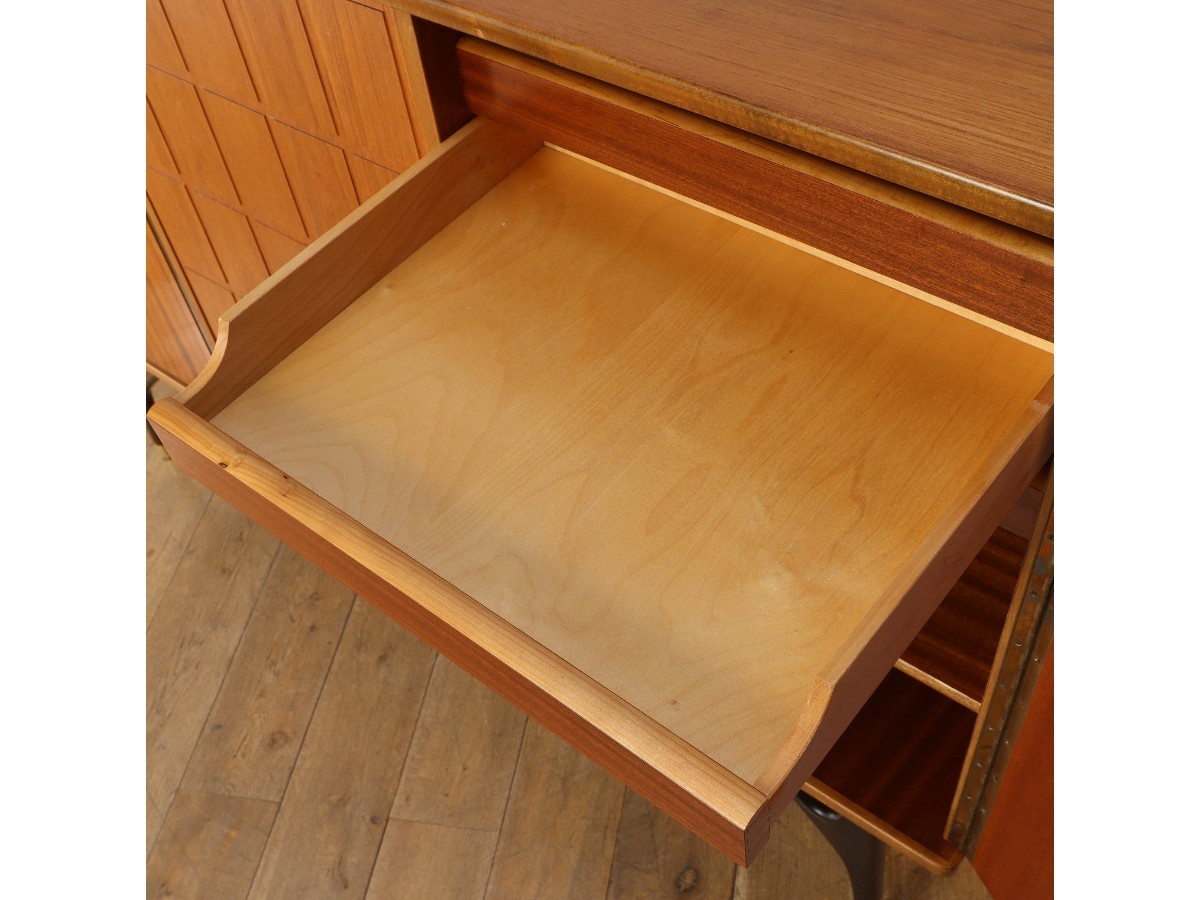 Lloyd's Antiques Real Antiques
Ab Tabergs Mobler Sideboard / ロイズ・アンティークス スウェーデンアンティーク家具
アーベー ターベリィズ モブラー サイドボード （収納家具 > サイドボード・リビングボード） 19