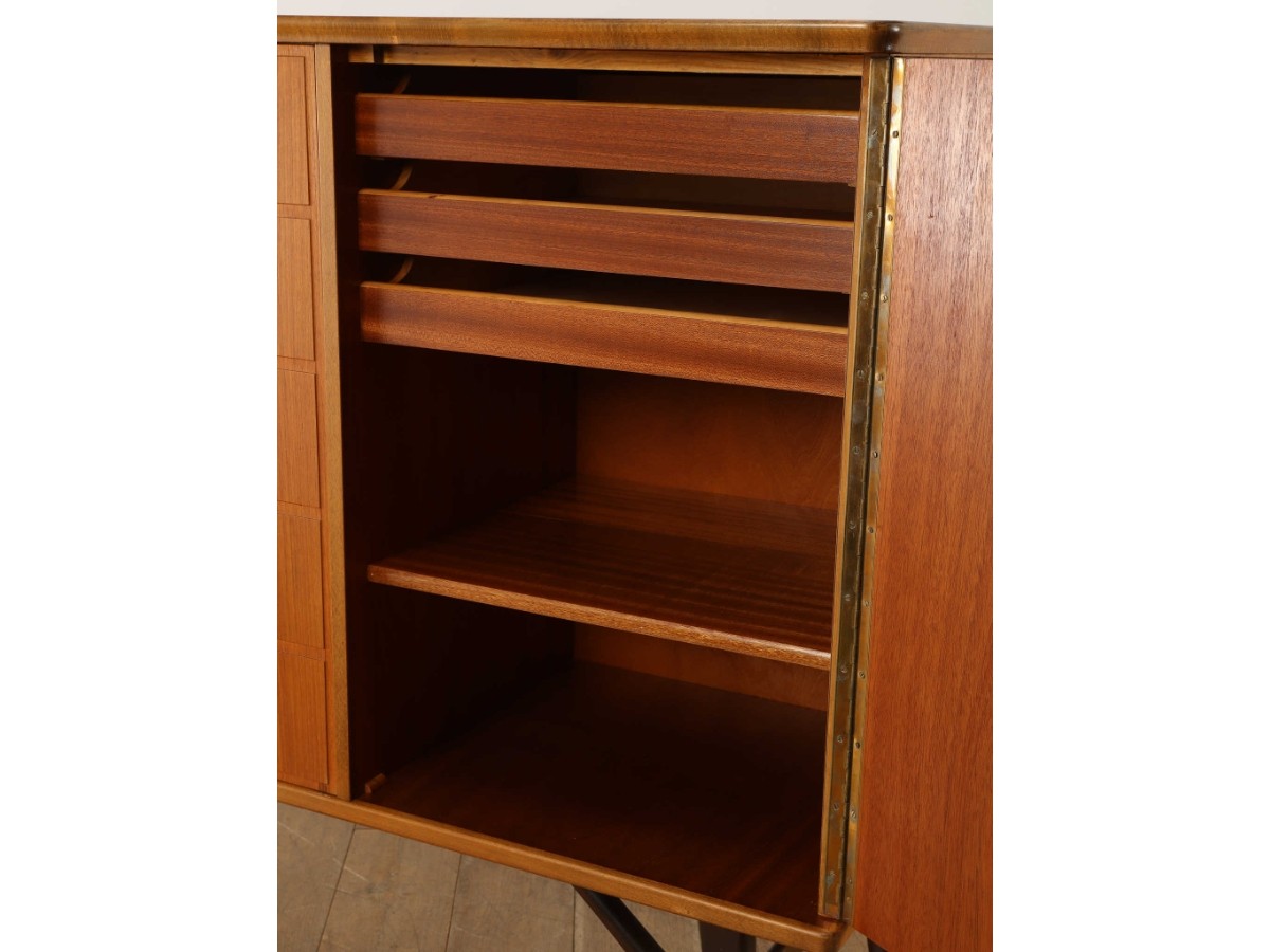 Lloyd's Antiques Real Antiques
Ab Tabergs Mobler Sideboard / ロイズ・アンティークス スウェーデンアンティーク家具
アーベー ターベリィズ モブラー サイドボード （収納家具 > サイドボード・リビングボード） 16