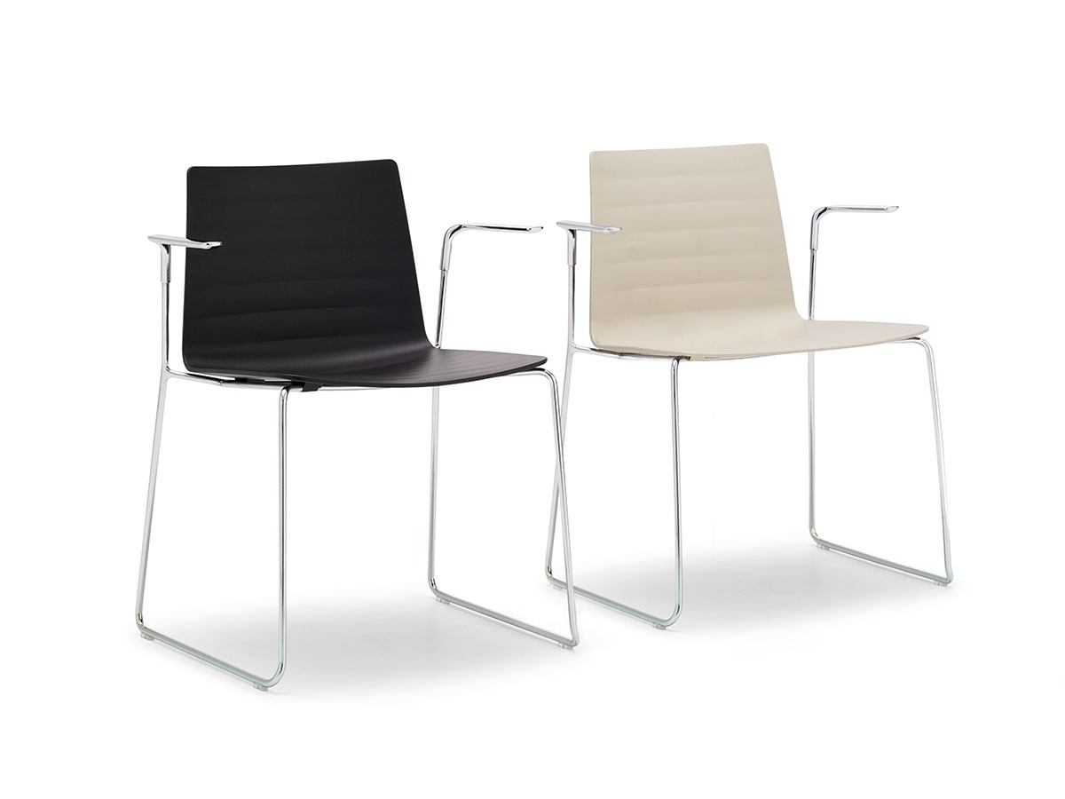 Andreu World Flex Chair
Stackable Armchair
Thermo-polymer Shell / アンドリュー・ワールド フレックス チェア SO1301
スタッカブルアームチェア スレッジベース（サーモポリマーシェル） （チェア・椅子 > ダイニングチェア） 5