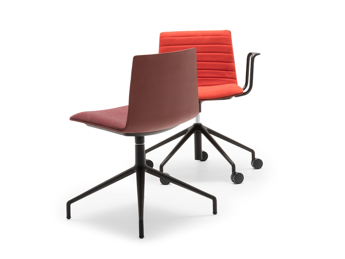 Andreu World Flex Chair
Armchair
Fully Upholstered Shell / アンドリュー・ワールド フレックス チェア SO1307
アームチェア キャスターベース アルミニウム製（フルパッド） （チェア・椅子 > オフィスチェア・デスクチェア） 5