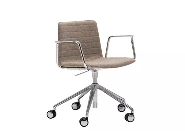 Andreu World Flex Chair
Armchair
Fully Upholstered Shell / アンドリュー・ワールド フレックス チェア SO1307
アームチェア キャスターベース アルミニウム製（フルパッド） （チェア・椅子 > オフィスチェア・デスクチェア） 8