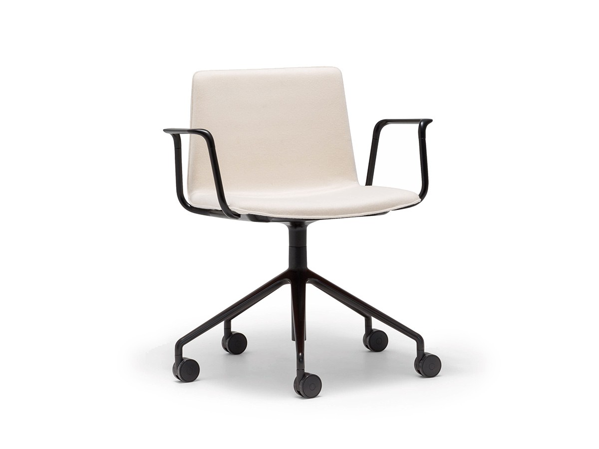 Andreu World Flex Chair
Armchair
Fully Upholstered Shell / アンドリュー・ワールド フレックス チェア SO1307
アームチェア キャスターベース アルミニウム製（フルパッド） （チェア・椅子 > オフィスチェア・デスクチェア） 2
