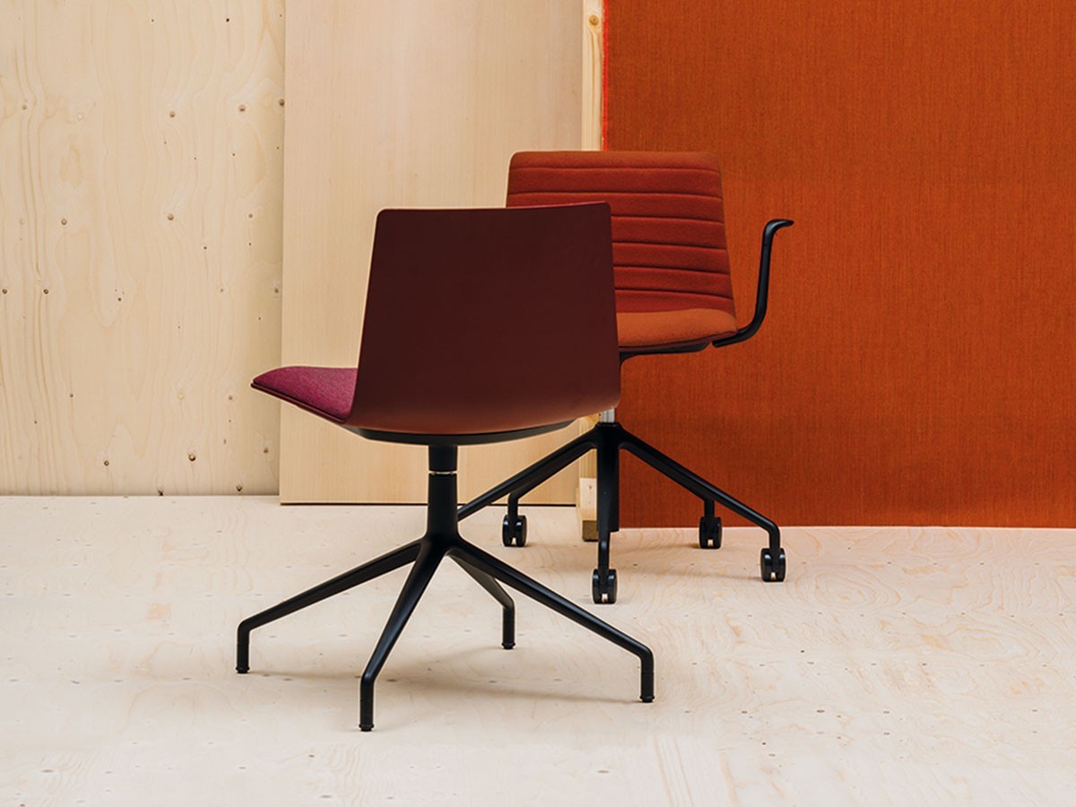 Andreu World Flex Chair
Armchair
Fully Upholstered Shell / アンドリュー・ワールド フレックス チェア SO1307
アームチェア キャスターベース アルミニウム製（フルパッド） （チェア・椅子 > オフィスチェア・デスクチェア） 4