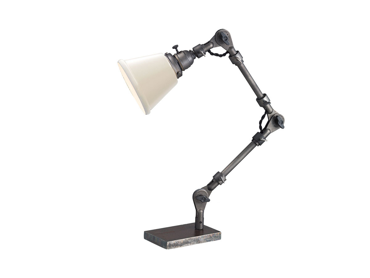 CUSTOM SERIES
Engineer Desk Lamp × Mini Trap Enamel 1