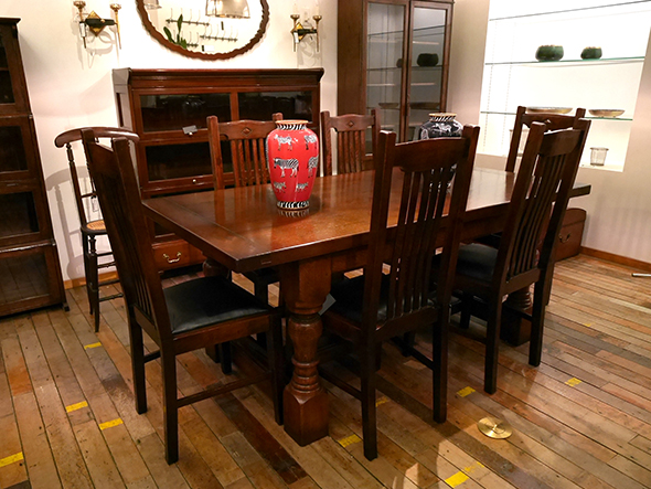 Lloyd's Antiques Reproduction Series
Big Oak Dining Table / ロイズ・アンティークス リプロダクションシリーズ
ビッグオーク ダイニングテーブル ターニップレッグ 幅180cm （テーブル > ダイニングテーブル） 11