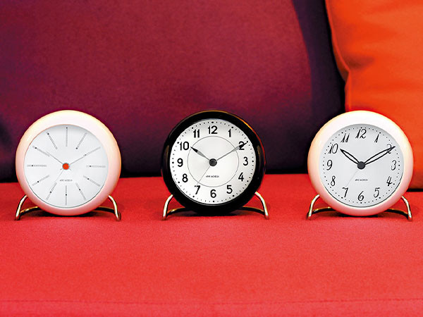 FLYMEe accessoire ARNE JACOBSEN Station Table Clock / フライミーアクセソワ アルネ・ヤコブセン  ステーション テーブルクロック - インテリア・家具通販【FLYMEe】