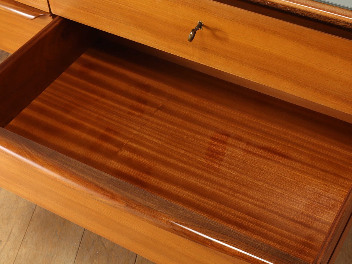 Lloyd's Antiques Real Antique
Italian Glass Top Sideboard / ロイズ・アンティークス イタリアアンティーク家具
イタリアン グラストップ サイドボード （収納家具 > サイドボード・リビングボード） 16