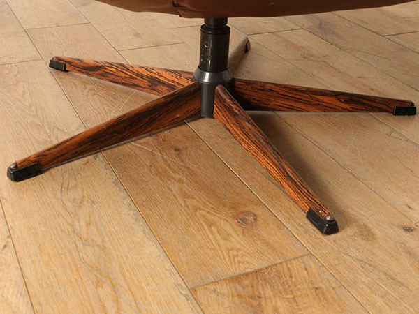 Lloyd's Antiques Real Antique
Armchair / ロイズ・アンティークス デンマークアンティーク家具
レザーアームチェア （チェア・椅子 > ラウンジチェア） 8