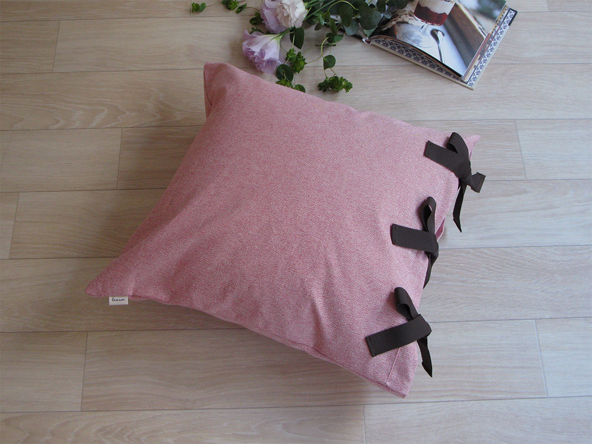 le mum canvas plain cushion cover ribbon SQ / ルムーム キャンバス プレーン クッションカバー リボン SQ（ピンク × チョコレート） （クッション > クッション・クッションカバー） 1