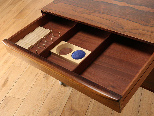 Lloyd's Antiques Real Antique
Sewing Cart / ロイズ・アンティークス デンマークアンティーク家具
ソーイングカート （収納家具 > チェスト・箪笥） 6