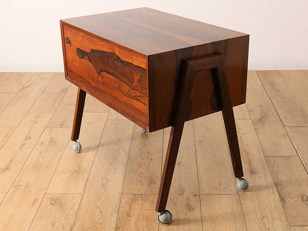 Lloyd's Antiques Real Antique
Sewing Cart / ロイズ・アンティークス デンマークアンティーク家具
ソーイングカート （収納家具 > チェスト・箪笥） 3
