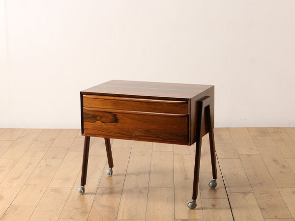Lloyd's Antiques Real Antique
Sewing Cart / ロイズ・アンティークス デンマークアンティーク家具
ソーイングカート （収納家具 > チェスト・箪笥） 2