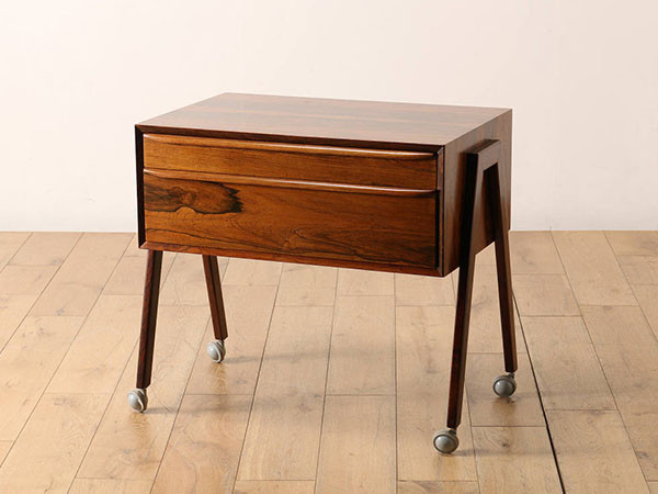 Lloyd's Antiques Real Antique
Sewing Cart / ロイズ・アンティークス デンマークアンティーク家具
ソーイングカート （収納家具 > チェスト・箪笥） 1
