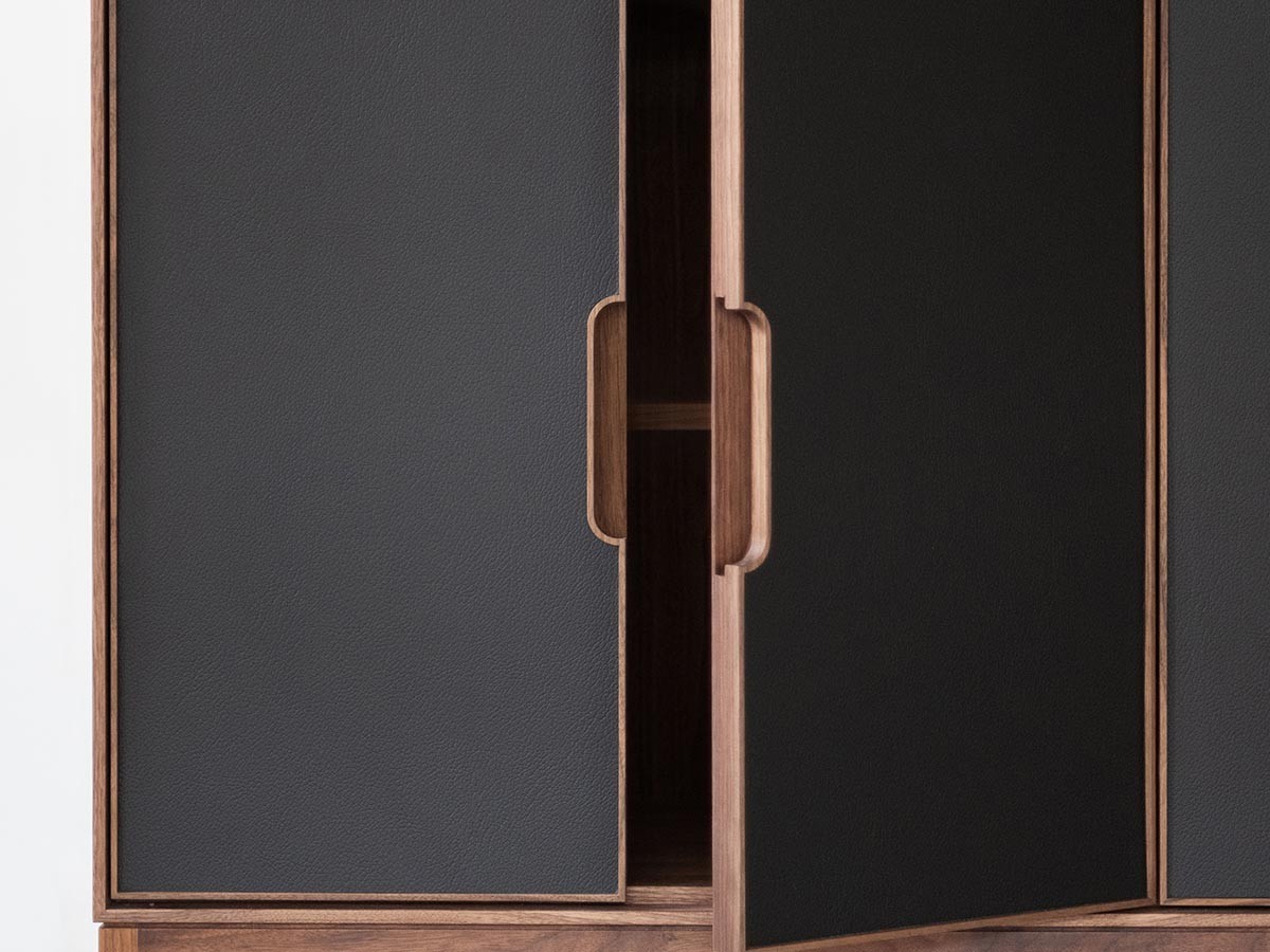 松井木工 LAF Cabinet 4doors / まついもっこう ラフ キャビネット
4ドア 幅160cm（再生レザー面 / 木脚） （収納家具 > サイドボード・リビングボード） 5