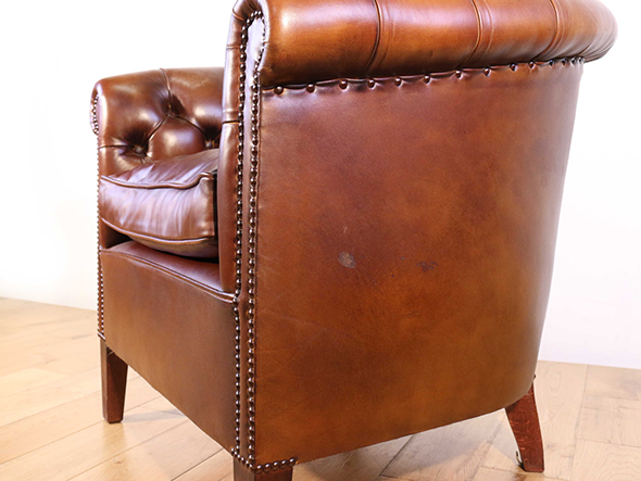 Lloyd's Antiques Reproduction Series
Amsterdam Chair Buttan Back / ロイズ・アンティークス リプロダクションシリーズ
アムステルダムチェア ボタンバック（タン） （ソファ > 一人掛けソファ） 5