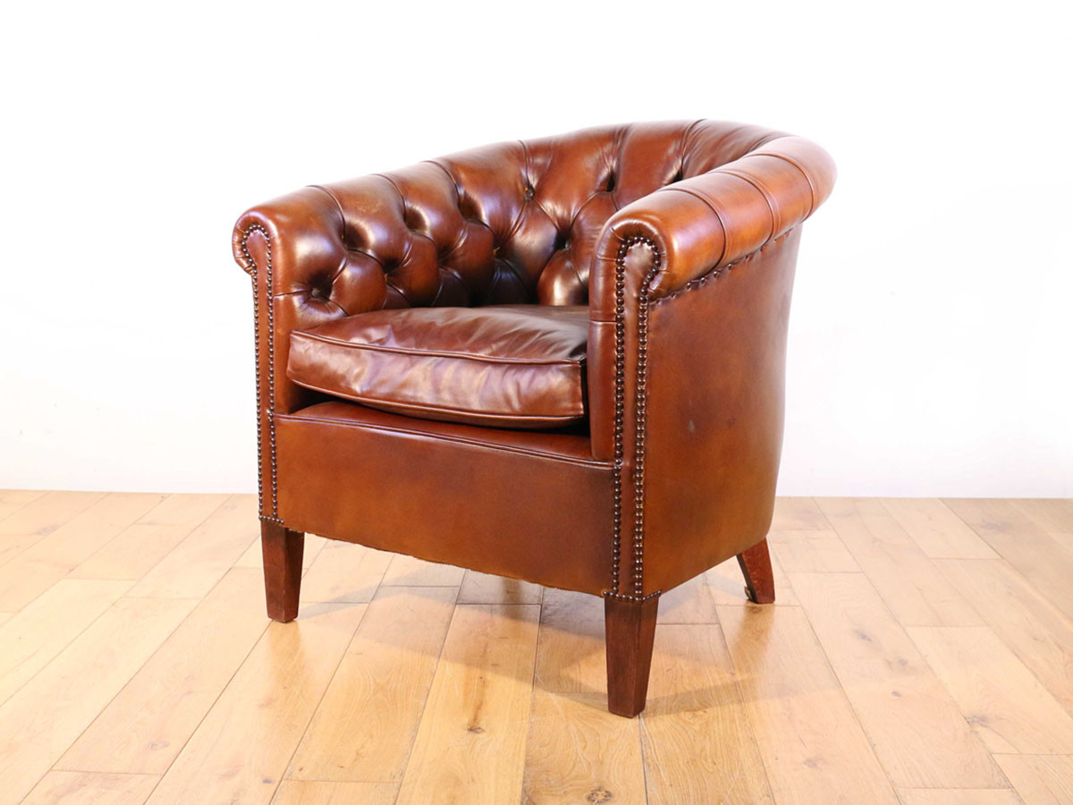 Lloyd's Antiques Reproduction Series
Amsterdam Chair Buttan Back / ロイズ・アンティークス リプロダクションシリーズ
アムステルダムチェア ボタンバック（タン） （ソファ > 一人掛けソファ） 1