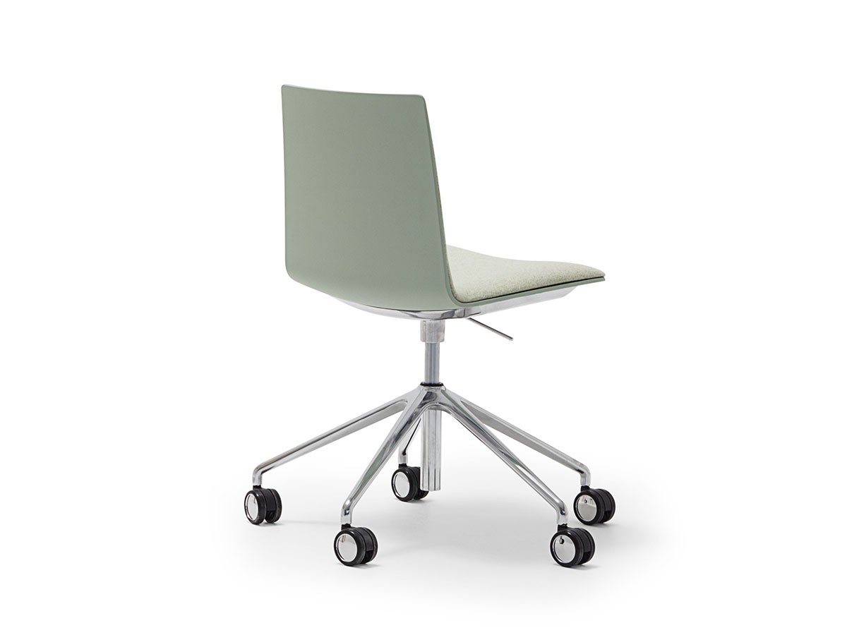 Andreu World Flex High Back
Chair
Upholstered Shell Pad / アンドリュー・ワールド フレックス ハイバック SI1656
チェア キャスターベース アルミニウム製（シェルパッド） （チェア・椅子 > オフィスチェア・デスクチェア） 1