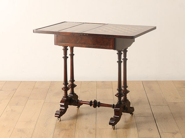 Real Antique
Games Table 1