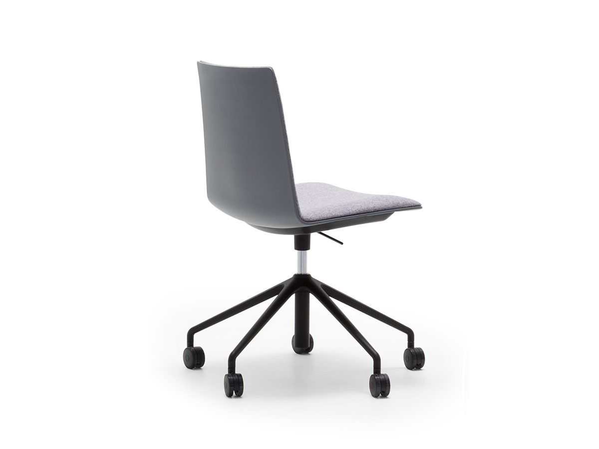 Andreu World Flex Corporate Chair
Upholstered Shell Pad / アンドリュー・ワールド フレックス コーポレート SI1657
チェア キャスターベース アルミニウム製（シェルパッド） （チェア・椅子 > オフィスチェア・デスクチェア） 2