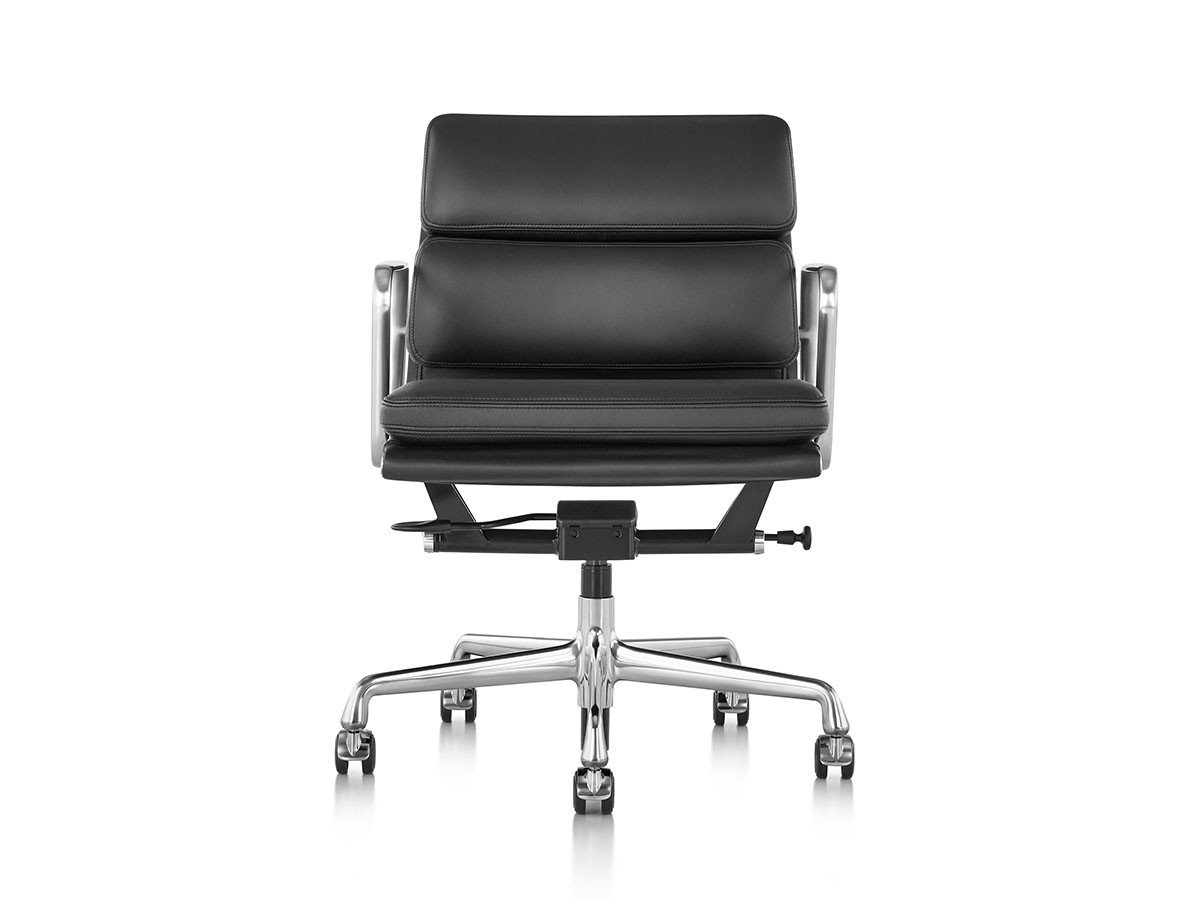 張り地の素材本革Eames Soft Pad Group Management Chair