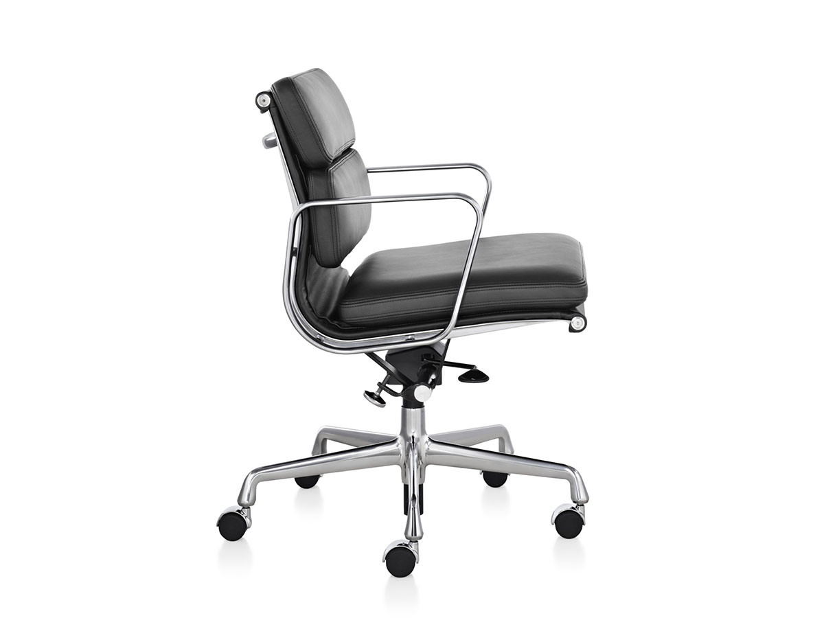 張り地の素材本革Eames Soft Pad Group Management Chair