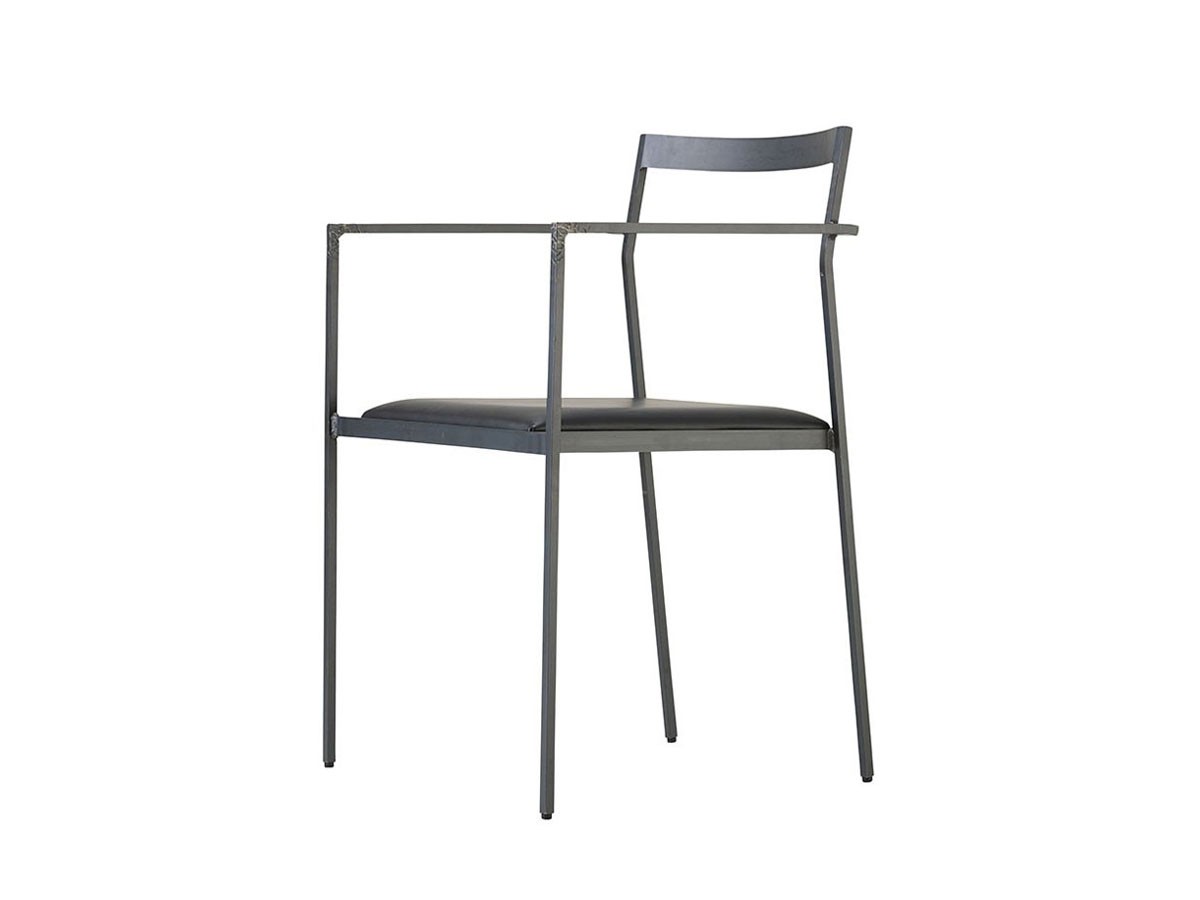 KUROTETSU
SHIN STACKING ARMCHAIR