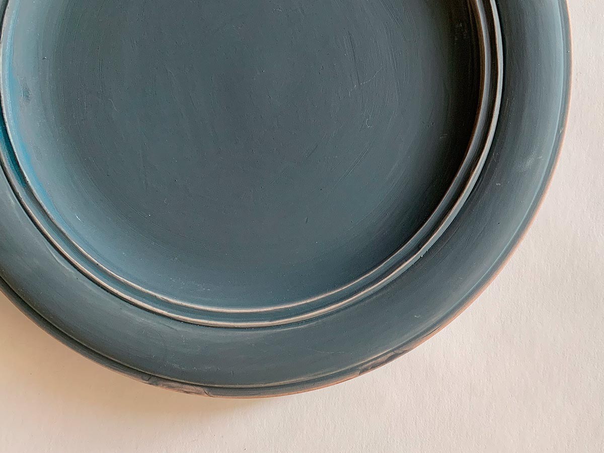 MISHIM POTTERY CREATION StiLL round plate L / ミシンポタリークリエイション スティル ラウンドプレート L（藍墨茶） （食器・テーブルウェア > 皿・プレート） 16