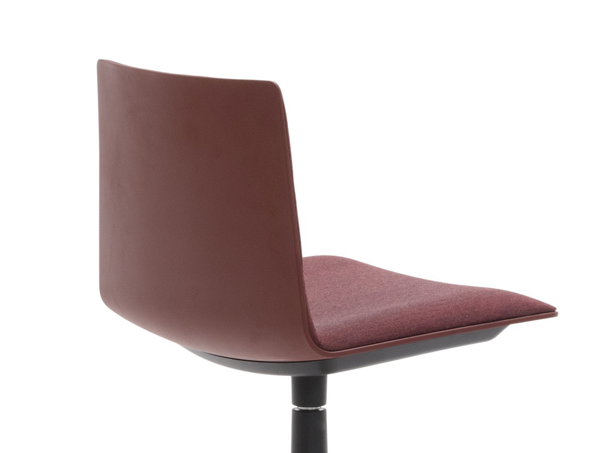 Andreu World Flex Chair
Armchair
Upholstered Shell Pad / アンドリュー・ワールド フレックス チェア SO1311
アームチェア キャスターベース エコサーモポリマー製（シェルパッド） （チェア・椅子 > オフィスチェア・デスクチェア） 2