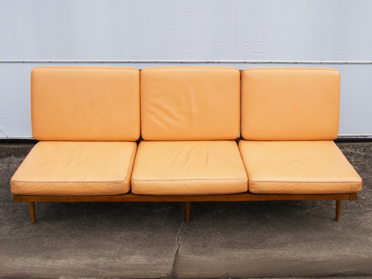 RE : Store Fixture UNITED ARROWS LTD. Leather Cushion Sofa 3 Seater / リ ストア フィクスチャー ユナイテッドアローズ レザークッション ソファ 3シーター （ソファ > 三人掛けソファ） 3