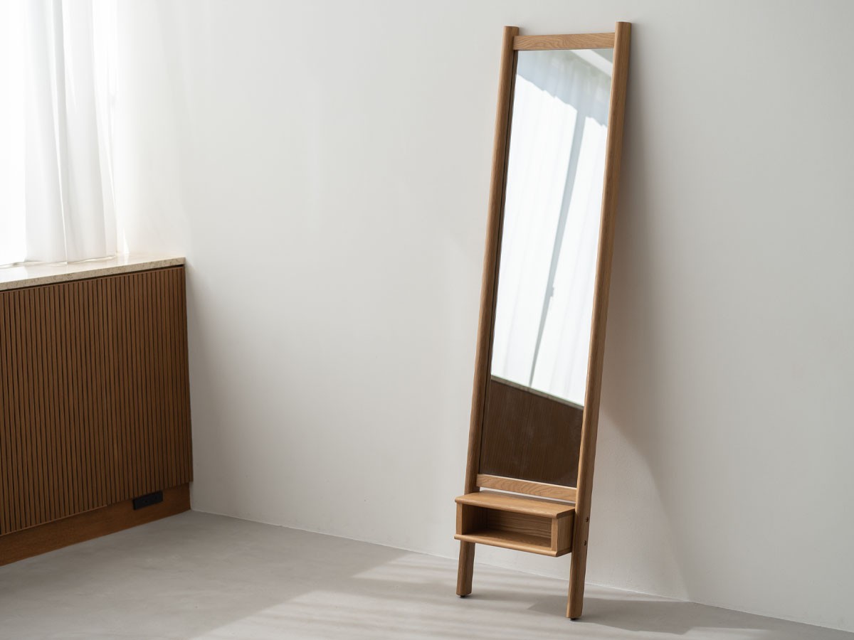 CARMEN Stand Mirror