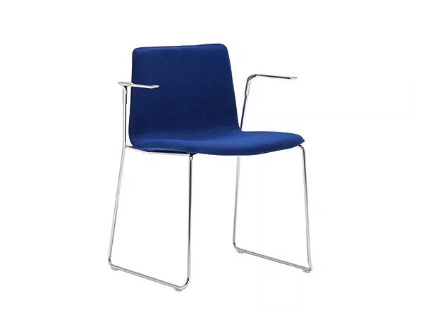 Andreu World Flex Chair
Stackable Armchair
Fully Upholstered Shell / アンドリュー・ワールド フレックス チェア SO1301
スタッカブルアームチェア スレッジベース（フルパッド） （チェア・椅子 > ダイニングチェア） 2