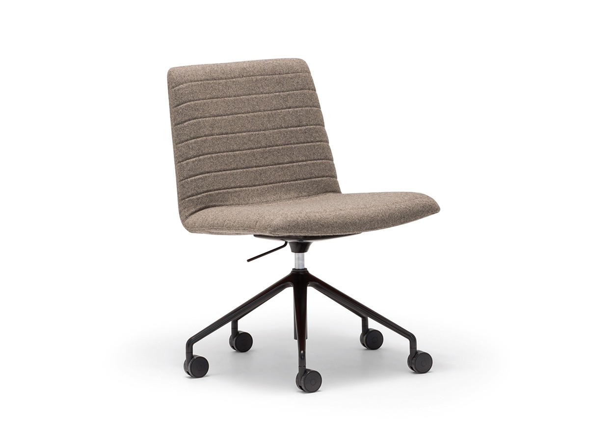 Andreu World Flex Executive Low Back Chair / アンドリュー・ワールド フレックス エグゼクティブ SI1856
ローバックチェア キャスターベース アルミニウム製 （チェア・椅子 > オフィスチェア・デスクチェア） 1
