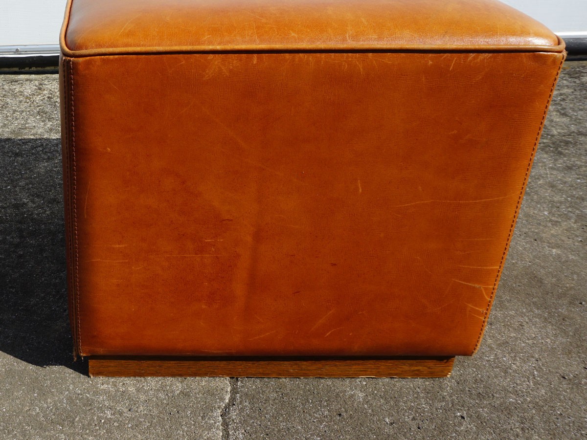 FLYMEE UNITED ARROWS レザースツール RE : Store Fixture UNITED ARROWS LTD. Leather Cube Stool A