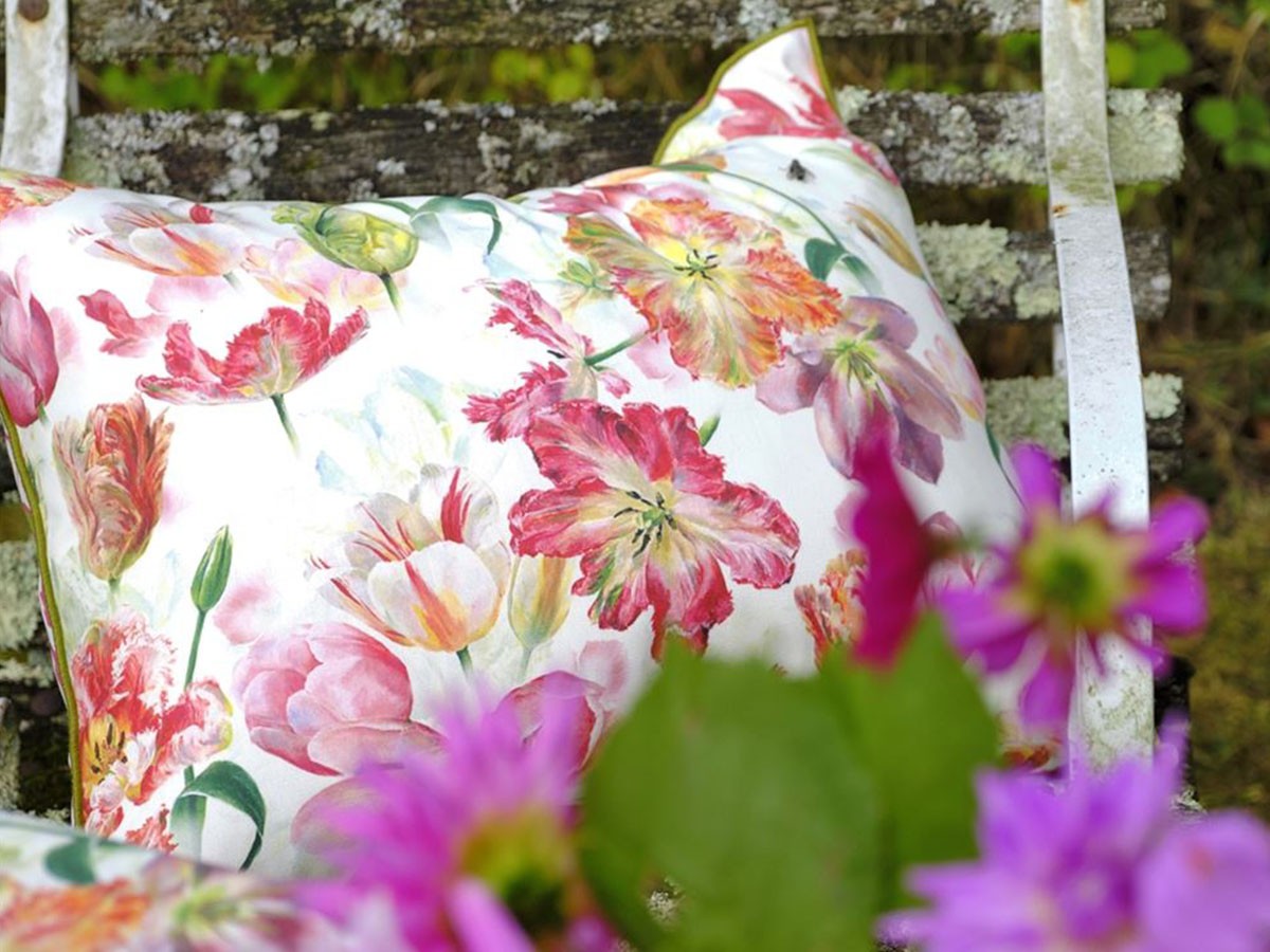 DESIGNERS GUILD Tulip Garden Outdoor Cushion / デザイナーズギルド チューリップ ガーデン アウトドア  クッション 60 × 45cm（アザレア）