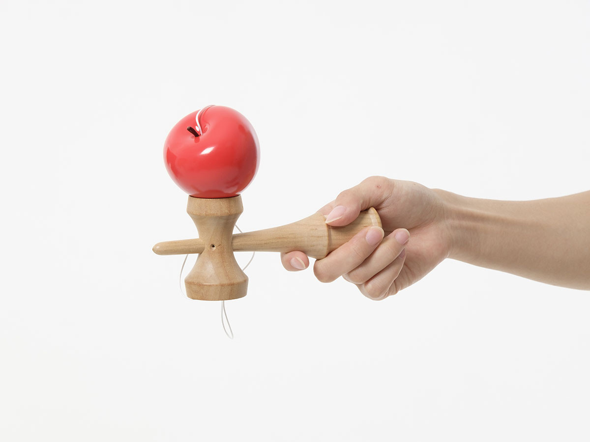 more trees design APPLE KENDAMA / モア・トゥリーズ・デザイン りんごのけん玉 （キッズ家具・ベビー用品 > おもちゃ・玩具） 3