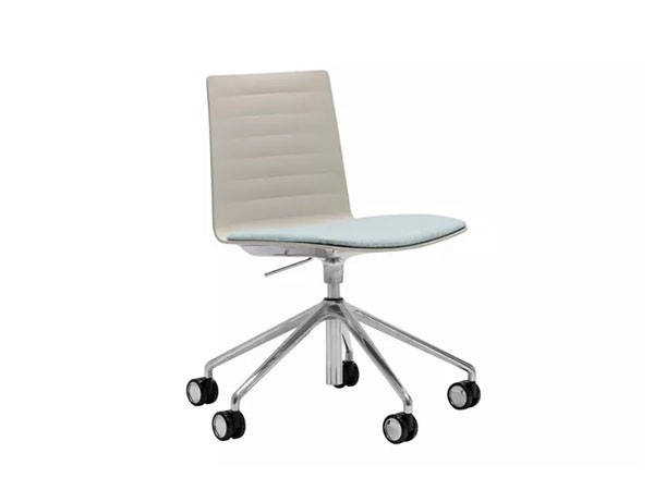 Andreu World Flex High Back
Chair
Upholstered Seat Pad / アンドリュー・ワールド フレックス ハイバック SI1656
チェア キャスターベース アルミニウム製（シートパッド） （チェア・椅子 > オフィスチェア・デスクチェア） 1
