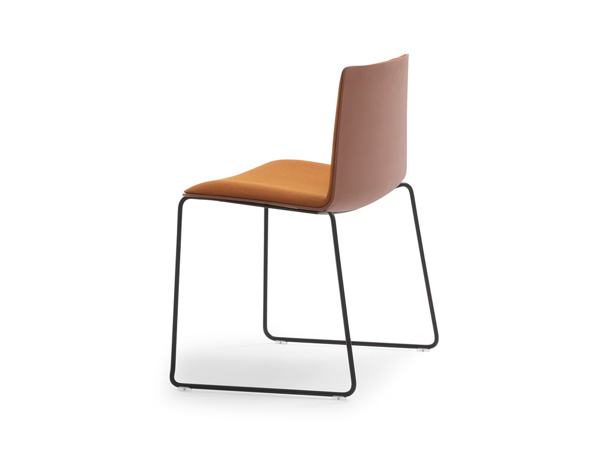 Andreu World Flex Chair
Stackable Chair
Upholstered Shell Pad / アンドリュー・ワールド フレックス チェア SI1300
スタッカブルチェア スレッジベース（シェルパッド） （チェア・椅子 > ダイニングチェア） 3