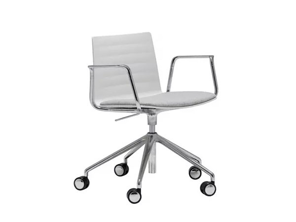 Andreu World Flex Chair
Armchair
Upholstered Seat Pad / アンドリュー・ワールド フレックス チェア SO1307
アームチェア キャスターベース アルミニウム製（シートパッド） （チェア・椅子 > オフィスチェア・デスクチェア） 1