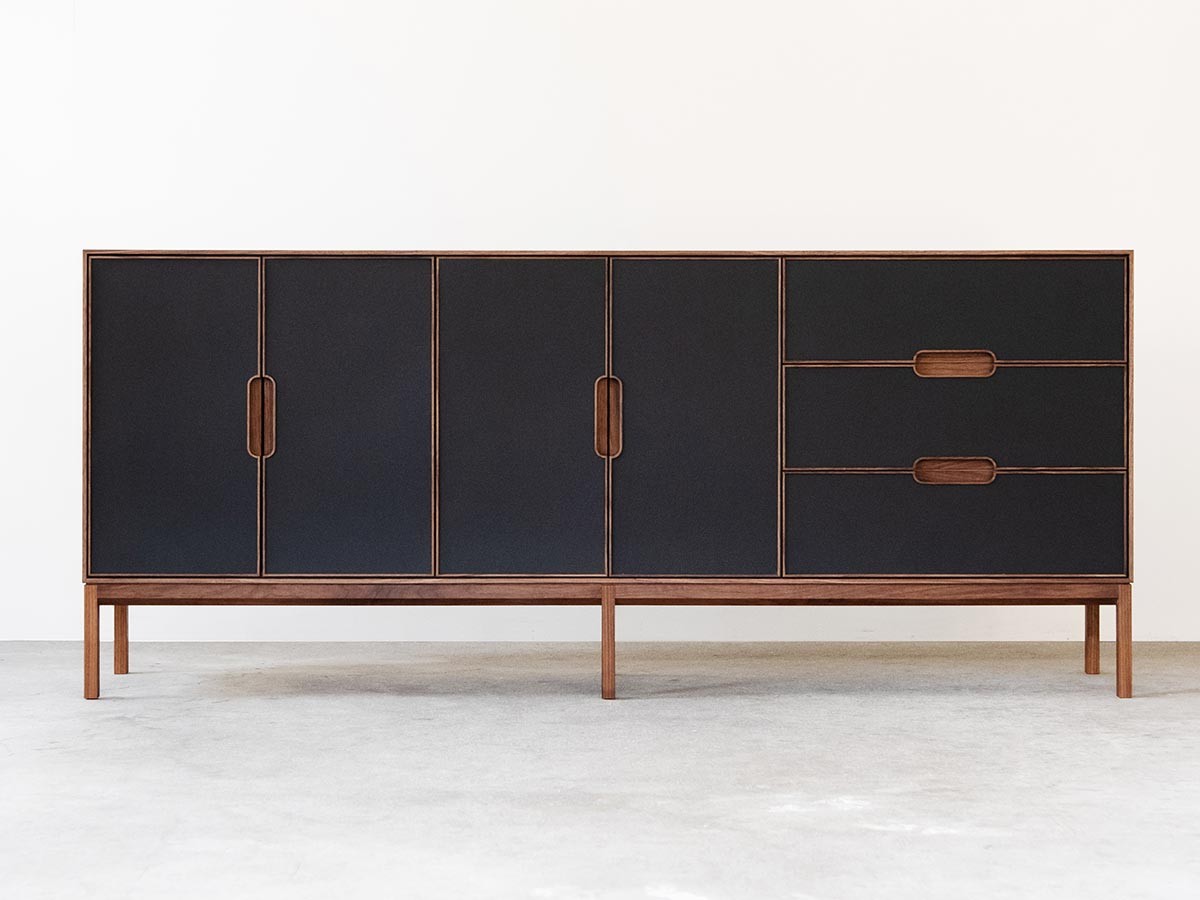 松井木工 LAF Cabinet 4doors + 3drawers / まついもっこう ラフ キャビネット
4ドア + 3ドロワー 幅200cm（再生レザー面 / 木脚） （収納家具 > サイドボード・リビングボード） 1