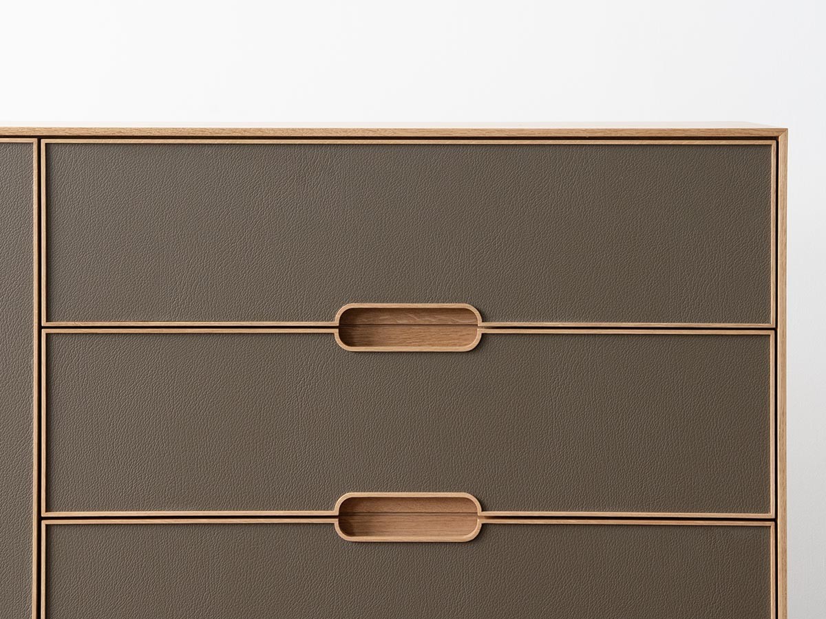 松井木工 LAF Cabinet 4doors + 3drawers / まついもっこう ラフ キャビネット
4ドア + 3ドロワー 幅200cm（再生レザー面 / 木脚） （収納家具 > サイドボード・リビングボード） 3