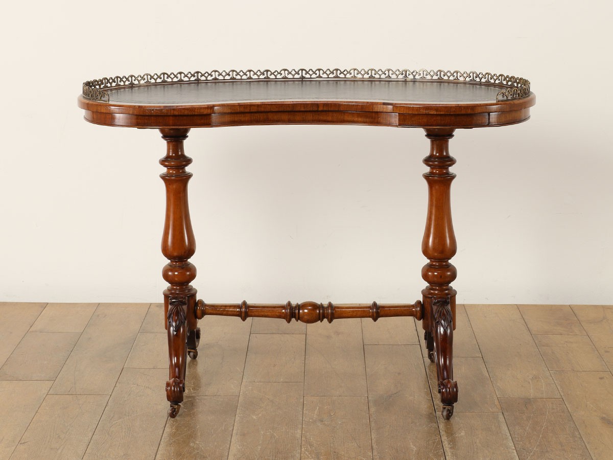 Lloyd's Antiques Real Antique
Leather Top Kidney Table / ロイズ・アンティークス 英国アンティーク家具
レザートップキドニーテーブル （デスク・机 > デスク・パソコンデスク・袖机） 2