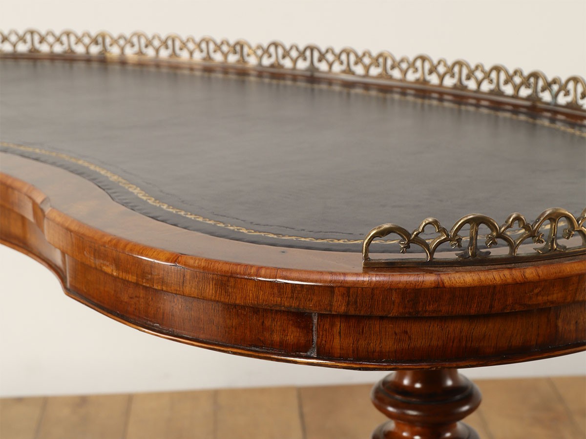 Lloyd's Antiques Real Antique
Leather Top Kidney Table / ロイズ・アンティークス 英国アンティーク家具
レザートップキドニーテーブル （デスク・机 > デスク・パソコンデスク・袖机） 9
